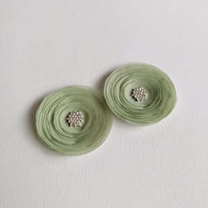 Clips para zapatos hechos a mano con amapolas de tela verde salvia