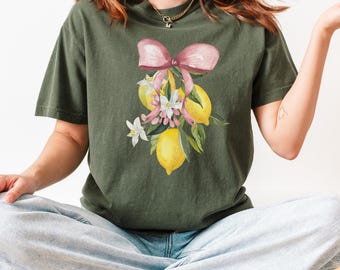 T-shirt con grafica floreale e limone, graziosa maglietta estiva da giardinaggio, maglietta Coquette Lemon, top unisex Comfort Colors, maglietta con estetica di frutta e fiori