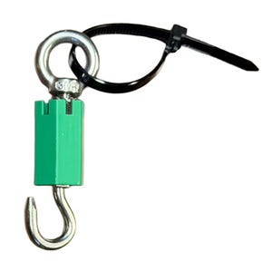 Op de afbeelding: Een groene en zilveren haak met een zwarte kabelbinder. De haak heeft een zilveren oogje en een groene rechthoekige behuizing. De kabelbinder is zwart en is om het oogje geslagen.