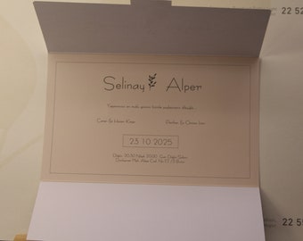 Elegante und stilvolle Einladung. Elfenbeinfarbene Hochzeitseinladung.