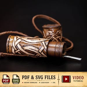 Puede incluir: Un estuche de cuero marrón con un intrincado patrón de nudos en relieve y un cordón de cuero, mostrado con una herramienta de metal parcialmente insertada. La imagen incluye el texto PDF & SVG FILES, INSTANT DOWNLOAD, LASER READY, CNC y VIDEO TUTORIAL.