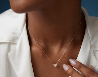 Collar de diamantes en forma de corazón de 0,13 ct con diamantes cultivados en laboratorio IGI en oro de 18 quilates