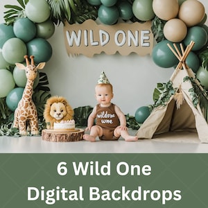 Pode incluir: Um bebê vestindo um macacão marrom com o texto "wild one" está sentado em frente a um cenário com um arco de balões verde e marrom, uma tenda e um brinquedo de pelúcia de girafa e leão. O cenário é decorado com vegetação e uma placa que diz "WILD ONE".