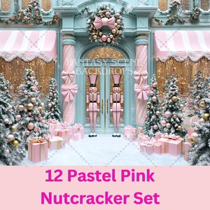 Könnte beinhalten: Ein pastellrosa Weihnachtsgeschäft mit zwei Nussknackern, die vor einer Doppeltür stehen. Das Geschäft ist mit rosa-weiß gestreiften Markisen, rosa Schleifen und schneebedeckten Weihnachtsbäumen geschmückt. Der Text "12 Pastel Pink Nutcracker Set" befindet sich am unteren Rand des Bildes.