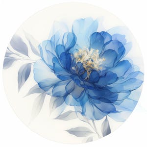 Könnte beinhalten: Ein Aquarell-Blumendesign mit einer großen blauen Pfingstrose mit zarten, durchscheinenden Blütenblättern. Das Zentrum der Blume hat goldene Akzente und ist von graublauen Blättern umgeben. Das Kunstwerk ist vor einem weißen Hintergrund platziert und erzeugt eine weiche, elegante Ästhetik.