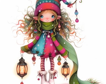 Op de afbeelding: Een fantasievolle kerst-elfenpop met lang, krullend bruin haar, die een rood-groen gestreepte hoed, een groene sjaal en een roze-blauwe jurk draagt. De elf houdt twee lantaarns vast en staat op een besneeuwde ondergrond.