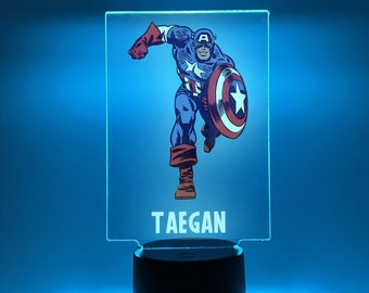 Amerika Held Nachtleuchten LED Tisch Schreibtischlampe Captain Superhero Jungen Kind Raumdekor Personalisierte KOSTENLOS gravieren 16 Farben mit Ferngeschenk
