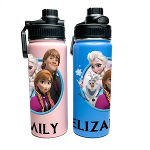 Puede incluir: Dos botellas de agua de acero inoxidable con temática de Frozen. La botella rosa tiene el nombre "Emily" y la botella azul tiene el nombre "Eliza".
