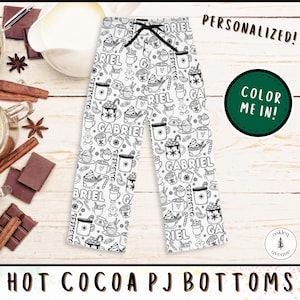 Puede incluir: Pantalones de pijama blancos con cordón negro, con un diseño de chocolate caliente en blanco y negro. El texto "GABRIEL" se repite en todo el patrón. También se ven las palabras "COLOR ME IN!" y "PERSONALIZADO!"