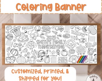 Puede incluir: Una pancarta de colorear de Acción de Gracias imprimible en blanco y negro con un pavo, calabazas y otras ilustraciones con temática otoñal. La pancarta es personalizable con un nombre de familia y un año. El texto "2025 SMITH'S FAMILY THANKSGIVING" está incluido en la pancarta. La pancarta está diseñada para ser coloreada a mano.