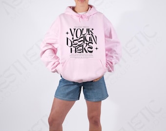 Maqueta de sudadera con capucha rosa claro Gildan 18500, maqueta de sudadera con capucha rosa G185, maqueta de modelo real, estética minimalista, neutra y moderna.