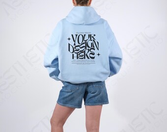 Gildan 18500 bleu clair sweat à capuche dos, maquette G185 bleu sweat à capuche dos, maquette modèle réel, esthétique tendance minimale simple