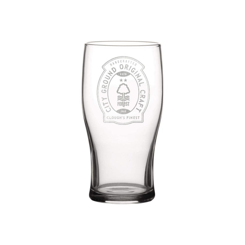 K&ouml;nnte beinhalten: Ein klares, tulpenf&ouml;rmiges Bierglas mit einem aufgedruckten Emblem. Das Emblem zeigt den Text "City Ground Original Craft" um einen Baum und den Text "Forest" und "Clough's Finest".