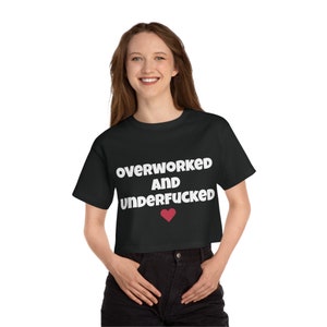 Overworked & Underfucked T-Shirt divertente dicendo il lavoro
