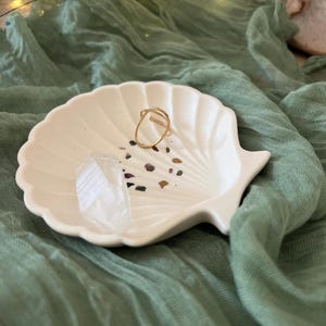 Handmade Jesmonite shell bowl, customizable interior decoration, natural material stones. Unique gift idea. Empty pocket