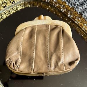 1970&#39;s Mocha Latte Leather Clutch with Ivory Swirl Lucite Kisslock Bag