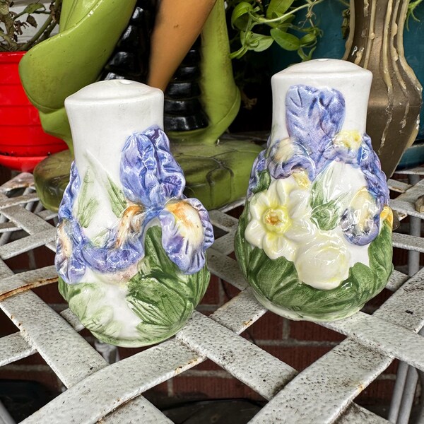 Salero y pimentero de cerámica vintage con iris barbudo y narciso en estilo cottage inglés