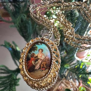Vintage 1970&#39;s French Provinciale Gold Filigree Framed Cameo Brooch Necklace