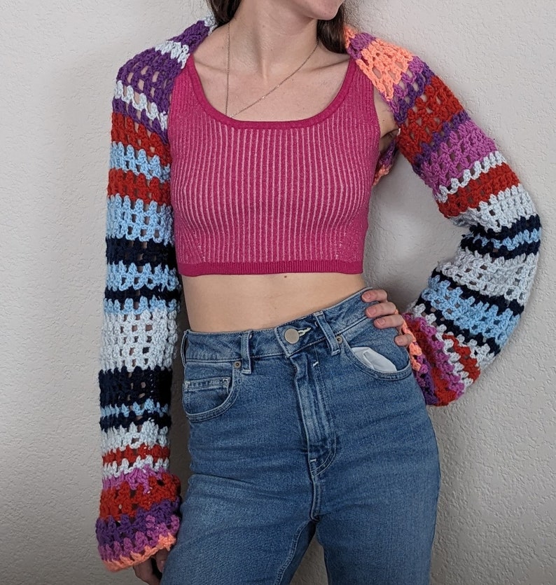 Free People Gia Shrug - make your own with this crochet pattern. This shrug / bolero pattern is for beginners and can be made in a weekend. This shrug / bolero is great for the spring or as a beach shrug during the summer.