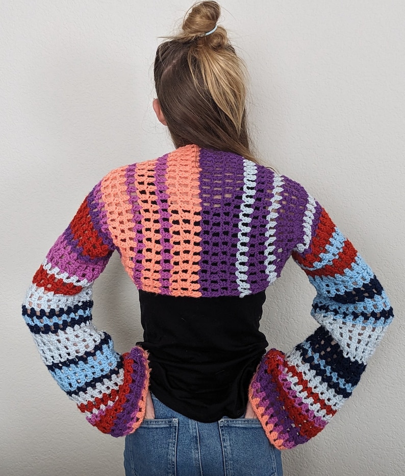 Free People Gia Shrug - make your own with this crochet pattern. This shrug / bolero pattern is for beginners and can be made in a weekend. This shrug / bolero is great for the spring or as a beach shrug during the summer.