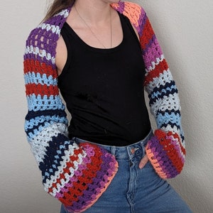 Free People Gia Shrug - make your own with this crochet pattern. This shrug / bolero pattern is for beginners and can be made in a weekend. This shrug / bolero is great for the spring or as a beach shrug during the summer.