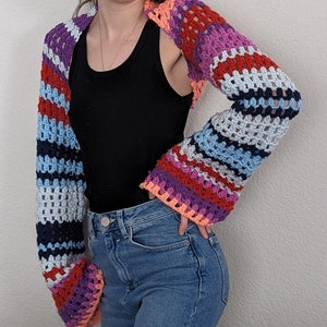 Free People Gia Shrug - make your own with this crochet pattern. This shrug / bolero pattern is for beginners and can be made in a weekend. This shrug / bolero is great for the spring or as a beach shrug during the summer.