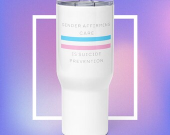 Mug de voyage fierté et soutien des transgenres avec le drapeau trans et la phrase « prendre soin de soi, c'est prévenir le suicide »