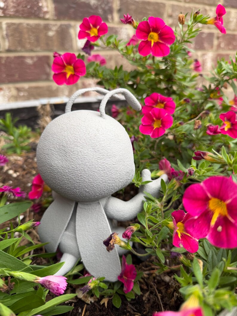 Spike the BEE Garden Statue Decor Flower Disney gift EPCOT festival home Yard Stake image 9