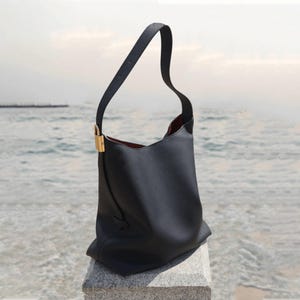 Minimalistische Leder Tragetasche, Große Beuteltasche aus Rindsleder, Elegante Schultertasche unter dem Arm