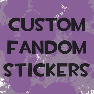 Può includere: Sfondo viola con schizzi di vernice bianca. Il testo "CUSTOM FANDOM STICKERS" è in grassetto nero.