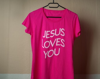 T-Shirt Jesus loves you. Christian clothing