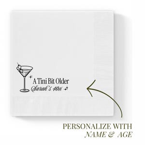 Pu&ograve; includere: Tovaglioli da cocktail bianchi con un'illustrazione di bicchiere da martini nero e il testo "A Tini Bit Older Sarah's 40th". I tovaglioli hanno un bordo strutturato e sono progettati per la personalizzazione.