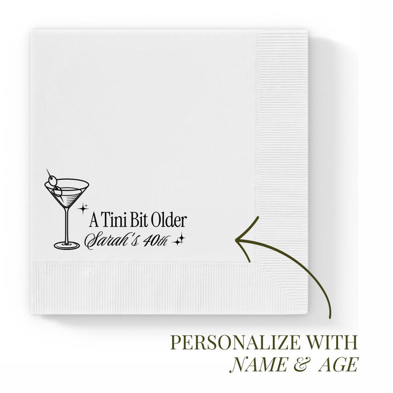 Pu&ograve; includere: Tovaglioli da cocktail bianchi con un'illustrazione di bicchiere da martini nero e il testo "A Tini Bit Older Sarah's 40th". I tovaglioli hanno un bordo strutturato e sono progettati per la personalizzazione.
