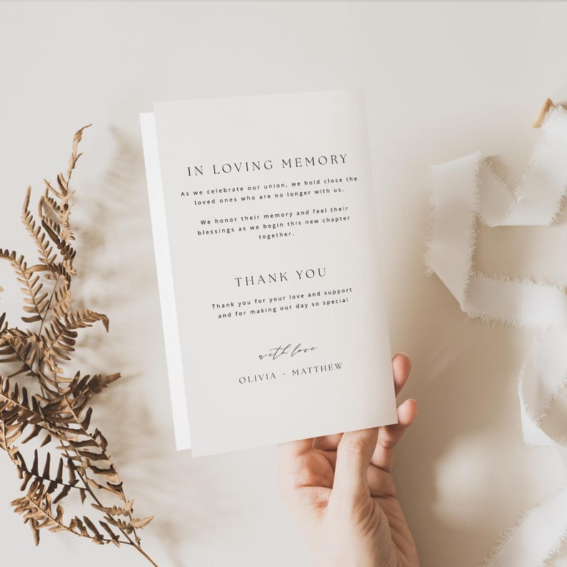 Op de afbeelding: Een witte kaart met de tekst "In Loving Memory" en "Thank You" gedrukt in zwart. De kaart bevat ook de tekst "with love" en de namen "Olivia" en "Matthew".