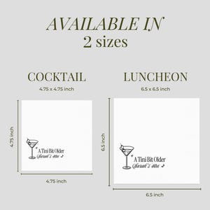 Pu&ograve; includere: Tovaglioli bianchi da cocktail e da pranzo con un disegno di bicchiere da martini e la scritta "A Tini Bit Older Sarah's 40th". I tovaglioli da cocktail misurano 12,07 x 12,07 cm, e i tovaglioli da pranzo misurano 16,51 x 16,51 cm.