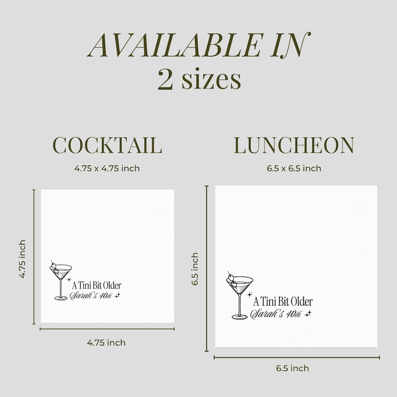 Pu&ograve; includere: Tovaglioli bianchi da cocktail e da pranzo con un disegno di bicchiere da martini e la scritta "A Tini Bit Older Sarah's 40th". I tovaglioli da cocktail misurano 12,07 x 12,07 cm, e i tovaglioli da pranzo misurano 16,51 x 16,51 cm.