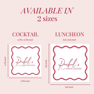 Puede incluir: Posavasos blancos y rosas con bordes festoneados con el texto "Rachel's Bridal Shower". Disponibles en dos tama&ntilde;os: 12,07 cm x 12,07 cm y 16,51 cm x 16,51 cm. El texto "Disponible en 2 tama&ntilde;os" est&aacute; en la parte superior.