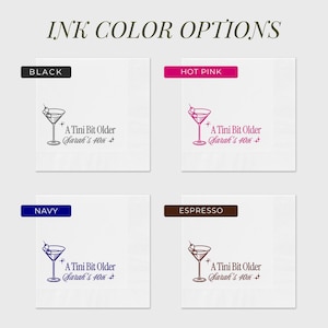 Pu&ograve; includere: Tovaglioli da cocktail bianchi con un design a bicchiere da Martini e la scritta "A Tini Bit Older Sarah's 40th" in inchiostro nero, rosa acceso, blu navy ed espresso. L'immagine mostra le opzioni di colore dell'inchiostro.