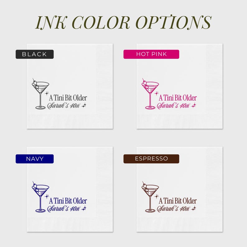Pu&ograve; includere: Tovaglioli da cocktail bianchi con un design a bicchiere da Martini e la scritta "A Tini Bit Older Sarah's 40th" in inchiostro nero, rosa acceso, blu navy ed espresso. L'immagine mostra le opzioni di colore dell'inchiostro.