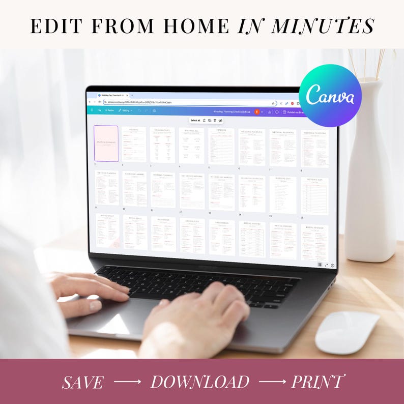 Puede incluir: Una persona est&aacute; usando una computadora port&aacute;til para editar un documento. La pantalla de la computadora port&aacute;til muestra un documento con varias p&aacute;ginas. El documento se titula "Wedding Planning Checklist & Guide". El texto en la pantalla dice "Edit from home in minutes". La computadora port&aacute;til est&aacute; sobre un escritorio de madera. La imagen tambi&eacute;n muestra un jarr&oacute;n blanco con una planta y un rat&oacute;n blanco.