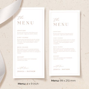 K&ouml;nnte beinhalten: Eine minimalistische Hochzeitsmen&uuml;karte mit hellbraunem Hintergrund und goldfarbenem Text. Das Men&uuml; umfasst Vorspeisen, ersten Gang, Hauptgericht und Dessert. Die Karte ist 4 Zoll mal 9 Zoll gro&szlig; und enth&auml;lt die Namen Jessica und Matthew.