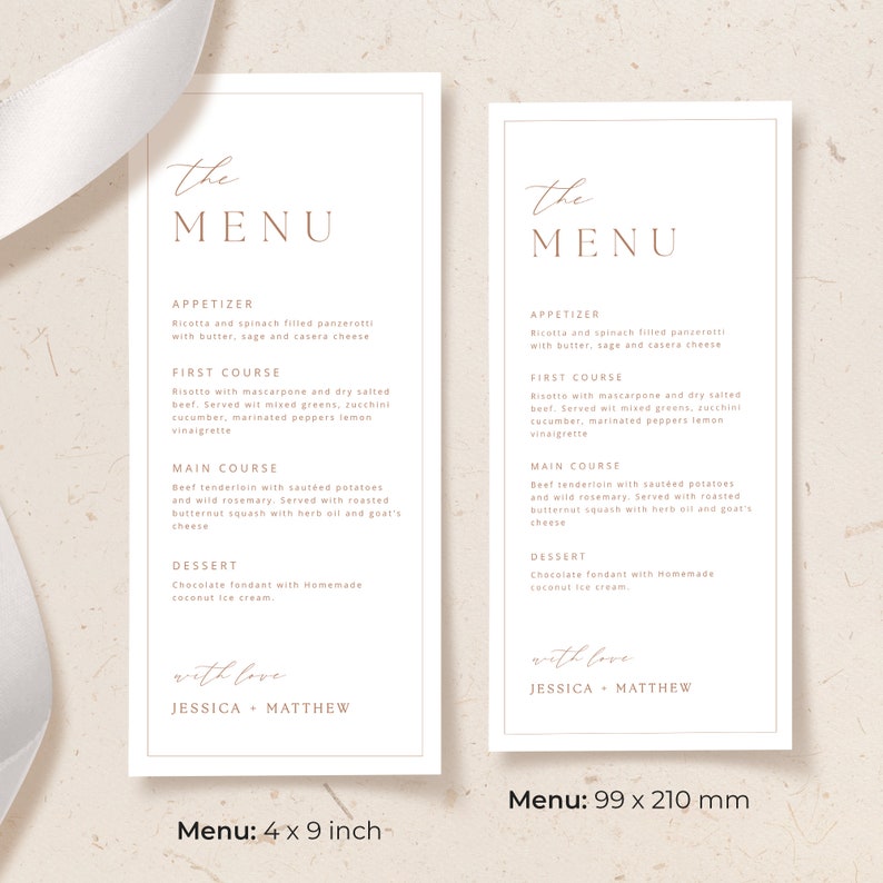 K&ouml;nnte beinhalten: Eine minimalistische Hochzeitsmen&uuml;karte mit hellbraunem Hintergrund und goldfarbenem Text. Das Men&uuml; umfasst Vorspeisen, ersten Gang, Hauptgericht und Dessert. Die Karte ist 4 Zoll mal 9 Zoll gro&szlig; und enth&auml;lt die Namen Jessica und Matthew.