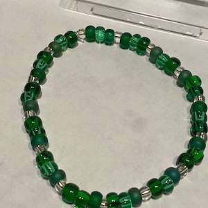 Green glass bead bracelet, 7.5 inch stretch bracelet, Artisan made jewelry, handcrafted bracelets, gifts for her