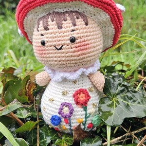 Champignon aux broderies fleuries Amigurumi Pépin de Fraise image 1