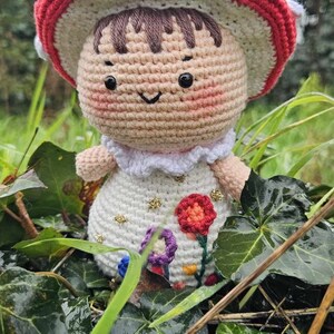 Champignon aux broderies fleuries Amigurumi Pépin de Fraise image 3