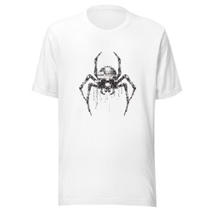 Op de afbeelding: Wit t-shirt met een zwart en grijs spinnenmotief. De spinnengrafiek heeft mechanische details en druipende effecten. Het t-shirt is een klassieke ronde hals.