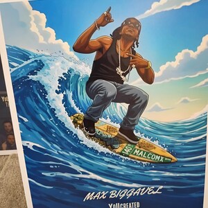 Könnte beinhalten: Kunstdruck mit einem Mann, der auf einer Welle surft. Der Surfer trägt ein schwarzes Tanktop, graue Hosen und eine Sonnenbrille. Das gelbe Surfbrett trägt den Namen "MALCOMX" und die Nummer "140". Der Druck ist mit "MAX BIGGAVEL" und "YOU CREATED THIS ART" signiert.