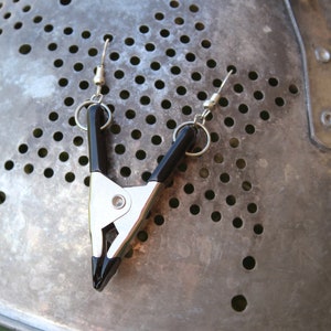 Pendiente llamativo con doble piercing y abrazadera punk