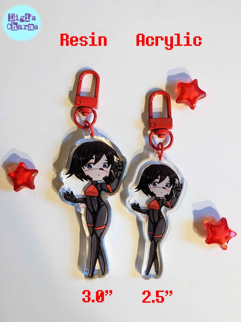 K&ouml;nnte beinhalten: Zwei Versionen eines durchsichtigen Acryl-Schl&uuml;sselanh&auml;ngers mit einer Comicfigur. Der Schl&uuml;sselanh&auml;nger ist 7,6 cm hoch in Resin und 6,4 cm hoch in Acryl. Die Figur ist eine Frau mit schwarzen Haaren und einem rot-schwarzen Outfit. Der Schl&uuml;sselanh&auml;nger hat einen roten Metallverschluss.
