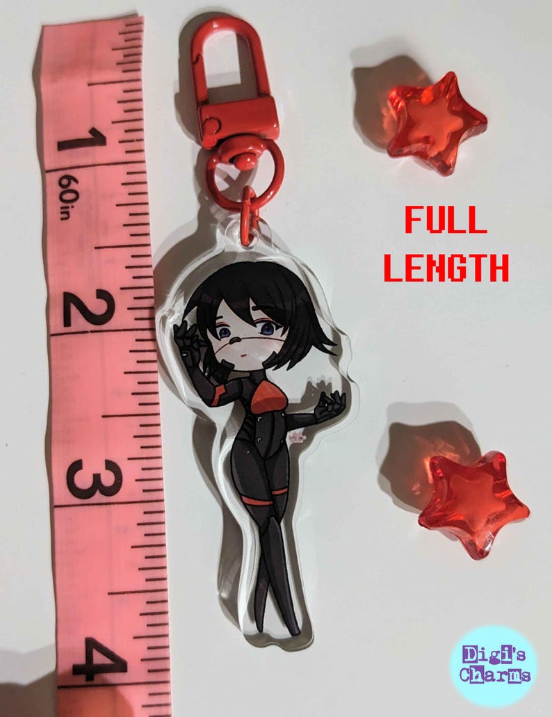 K&ouml;nnte beinhalten: Ein roter und schwarzer Anime-Charakter-Schl&uuml;sselanh&auml;nger mit einem klaren Acryl-Anh&auml;nger. Der Schl&uuml;sselanh&auml;nger ist an einem roten Metallverschluss befestigt. Der Charakter ist eine Frau mit schwarzen Haaren und einem roten und schwarzen Outfit. Der Schl&uuml;sselanh&auml;nger ist etwa 7,6 cm lang.